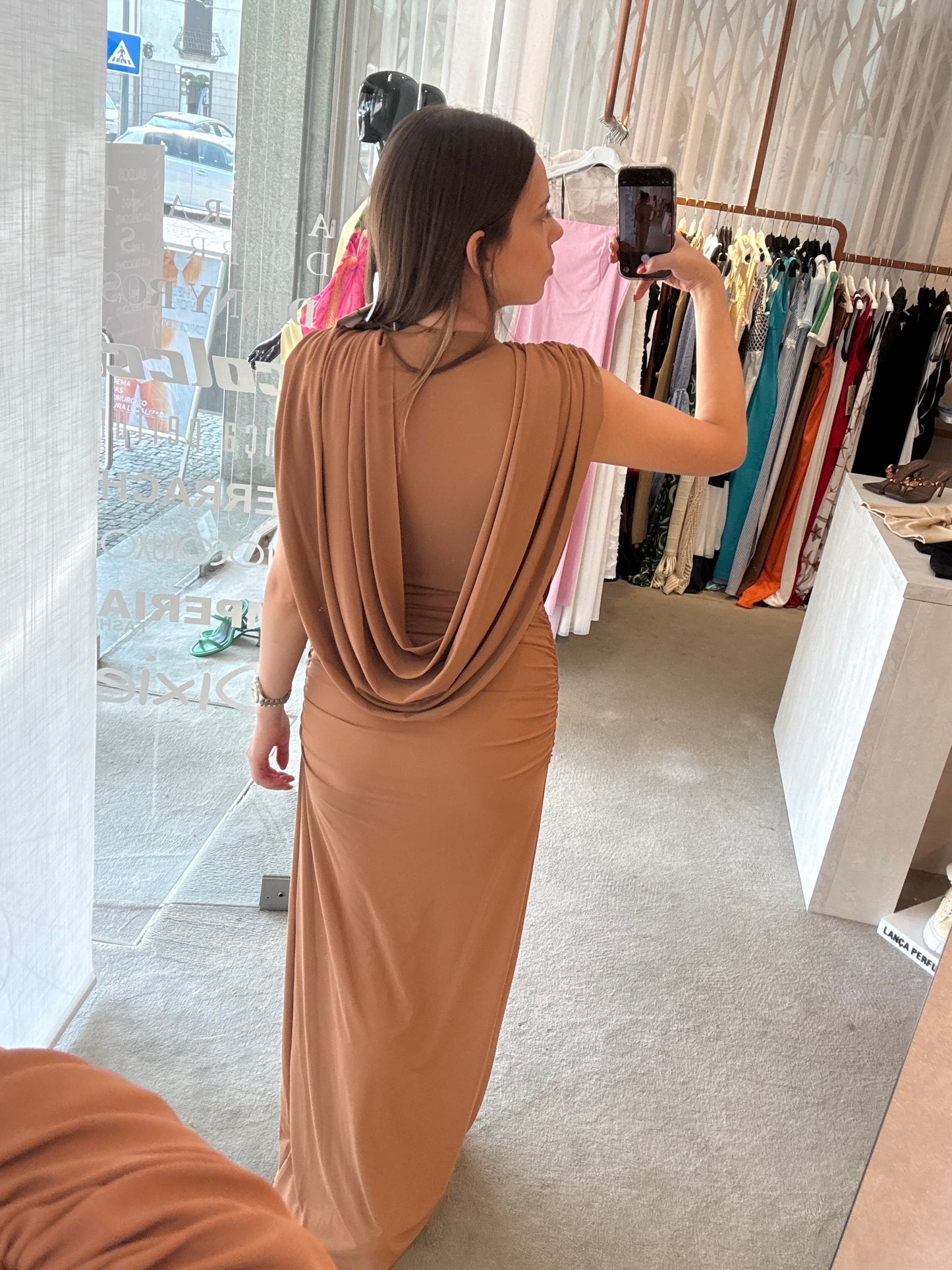 Vestido longo com aplicação dourada Lança Perfume