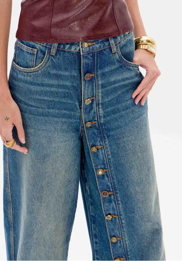 Calça Jeans Pantalona Com Botões Lança Perfume