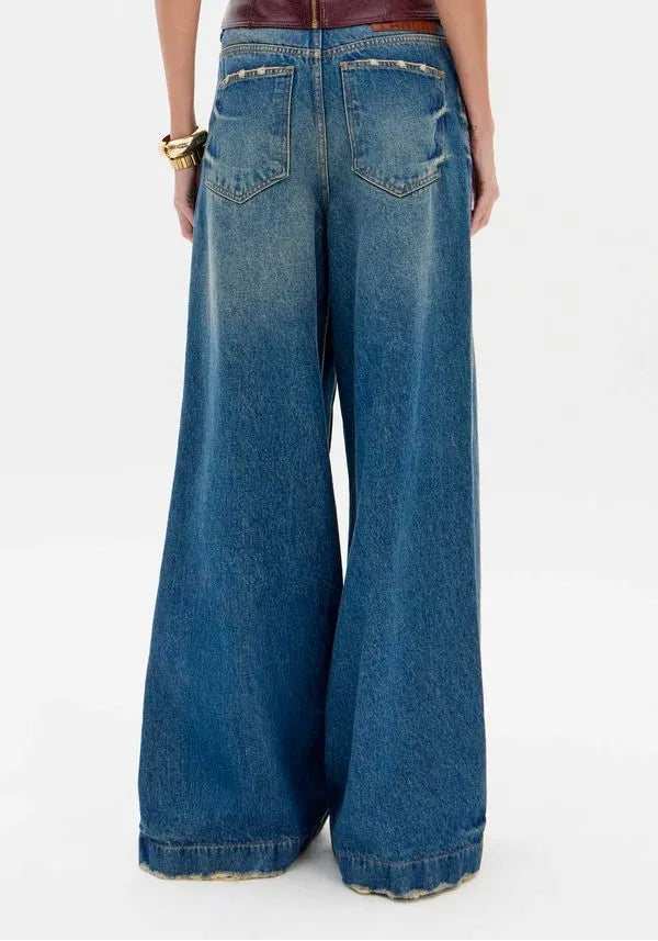 Calça Jeans Pantalona Com Botões Lança Perfume